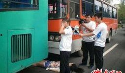 美媒爆料公交车视频,公交车内惊人一幕引发热议